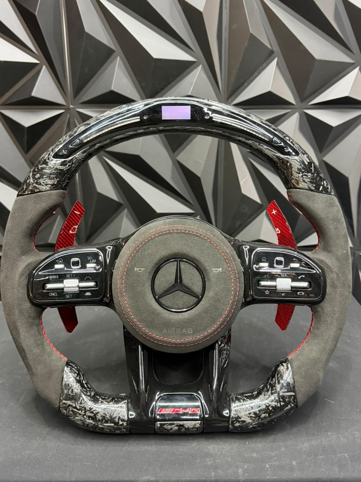 Volante Mercedes AMG fibra de carbono forjado y Alcántara con pantalla LED