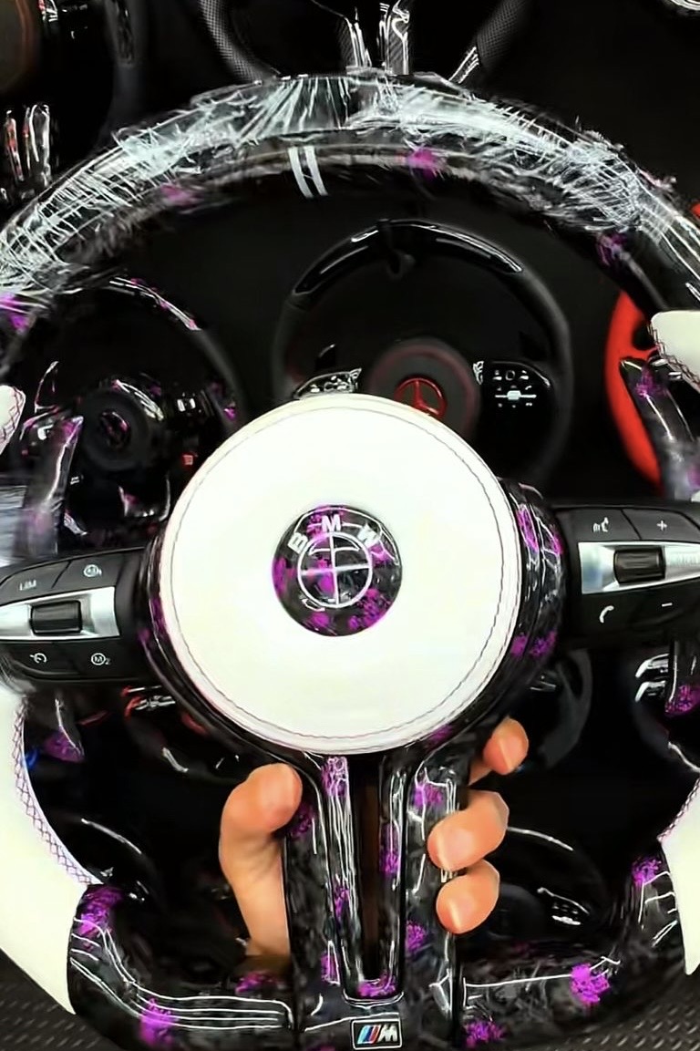 Volante BMW Blanco y Morado Personalizado Cliente