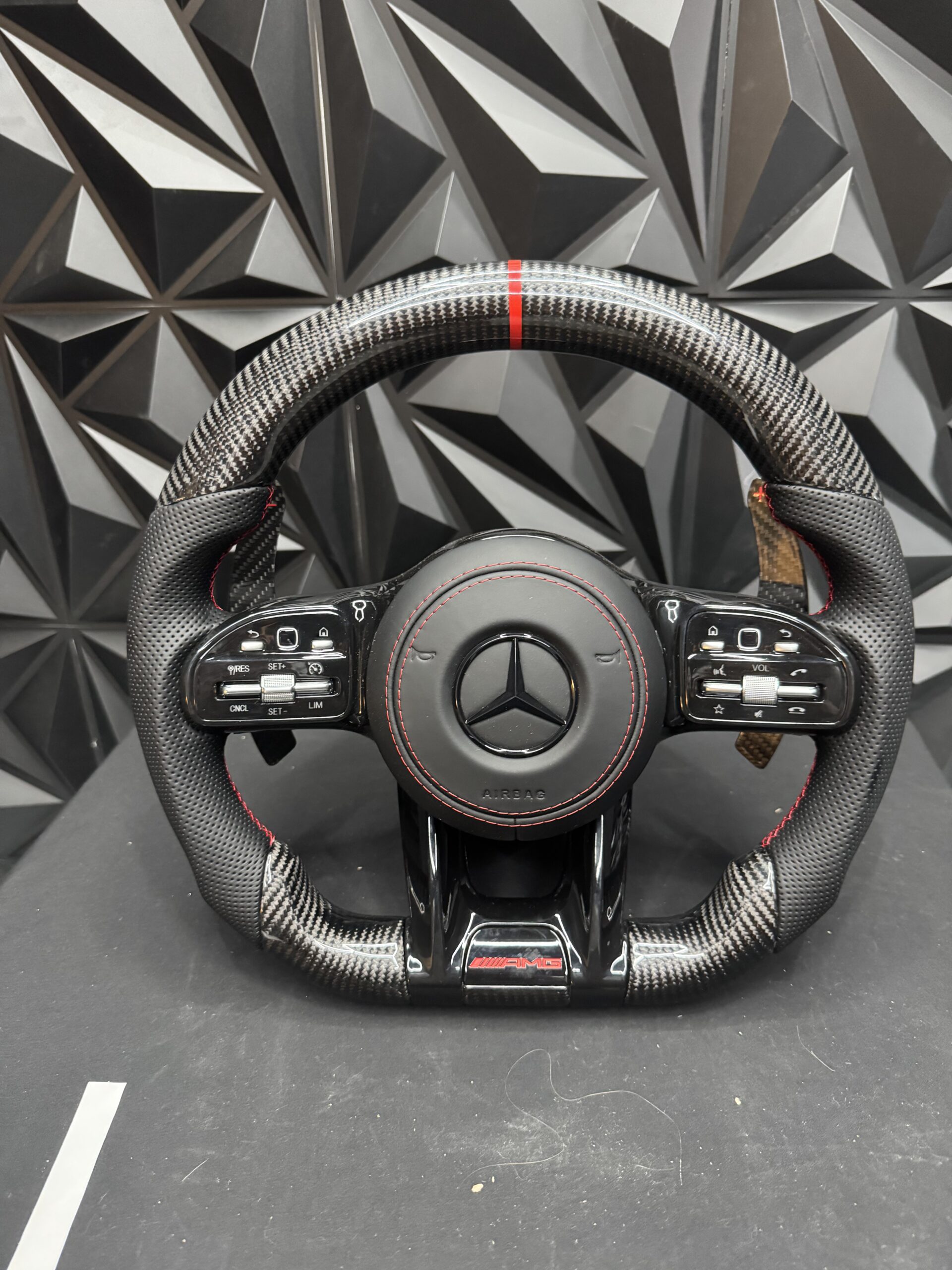 Volante Mercedes AMG carbono trenzado con marca de centrado roja
