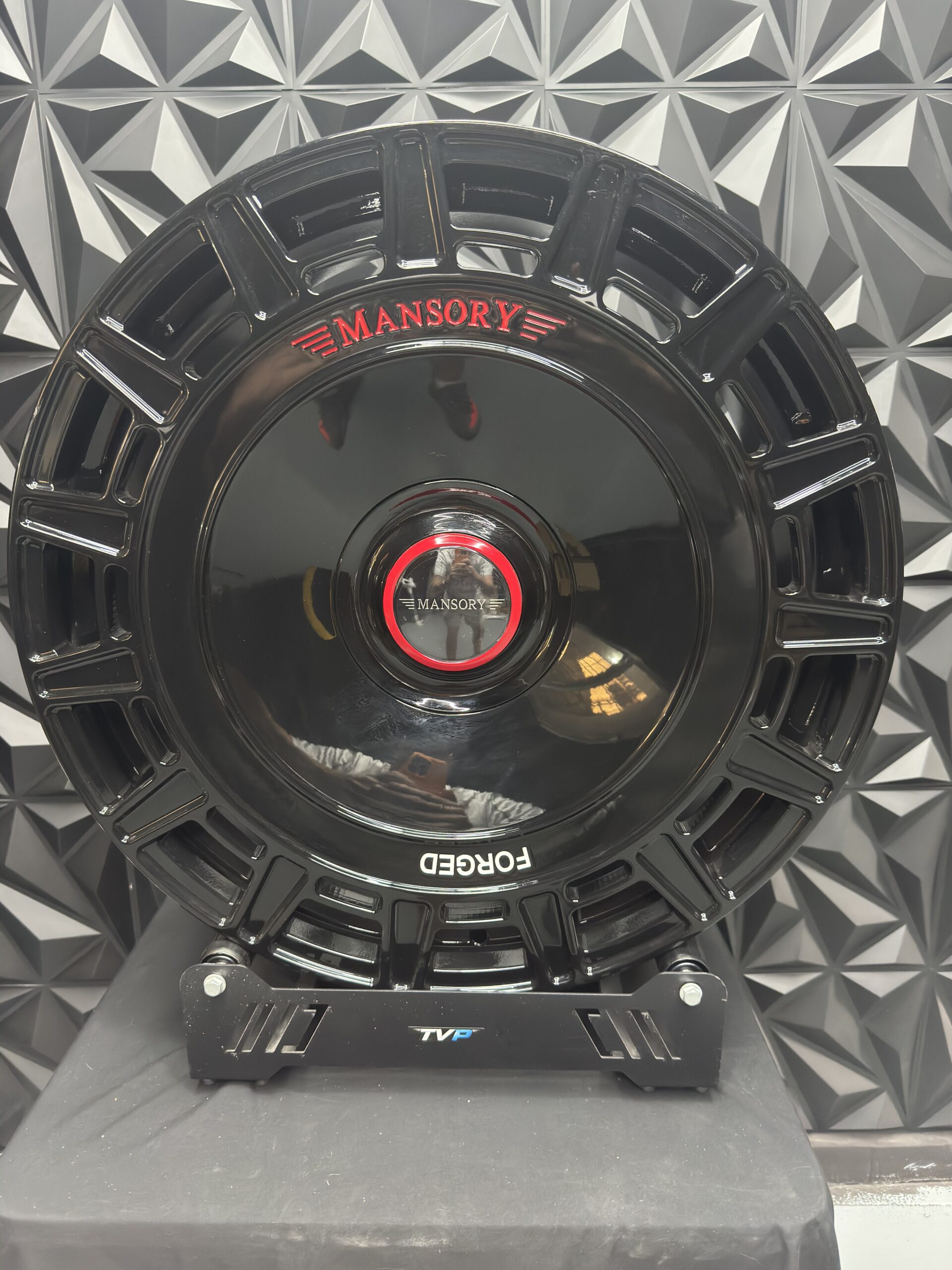 Llanta Mansory Forged 23 pulgadas negro brillante detalles rojos