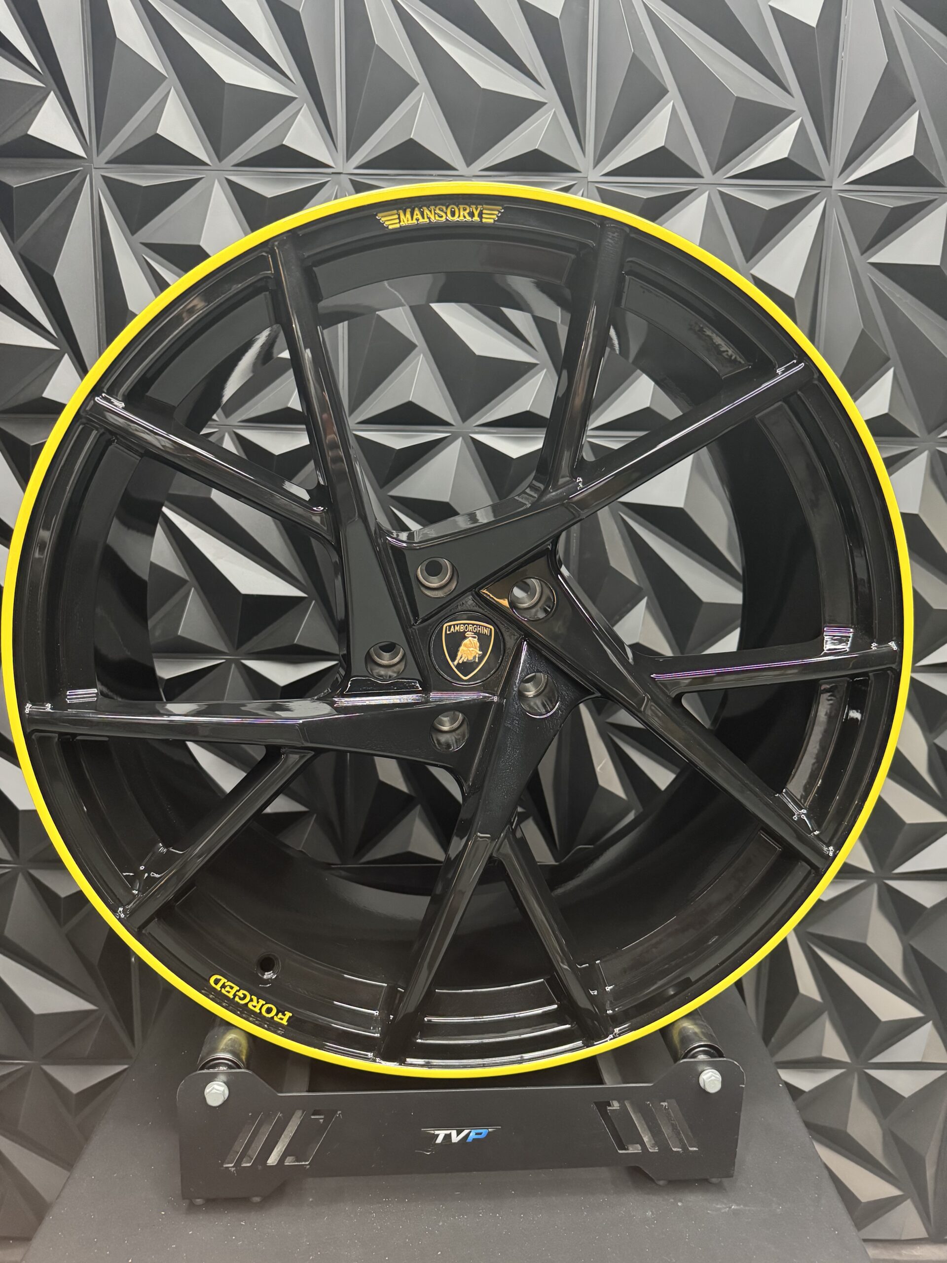 Llanta Mansory Forged 24 pulgadas Lamborghini Urus negro amarillo