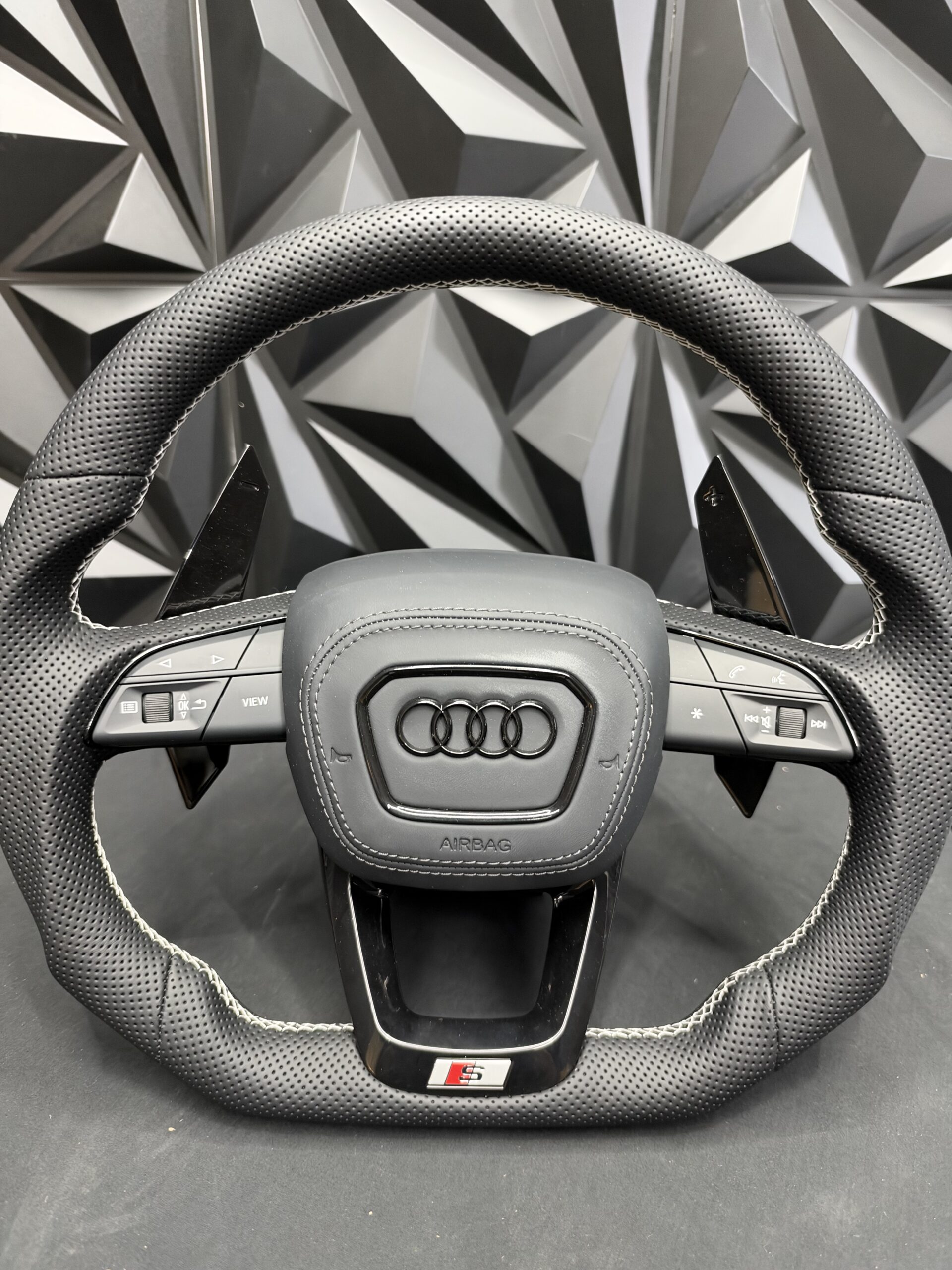 Volante Audi S-line cuero negro perforado con airbag gris