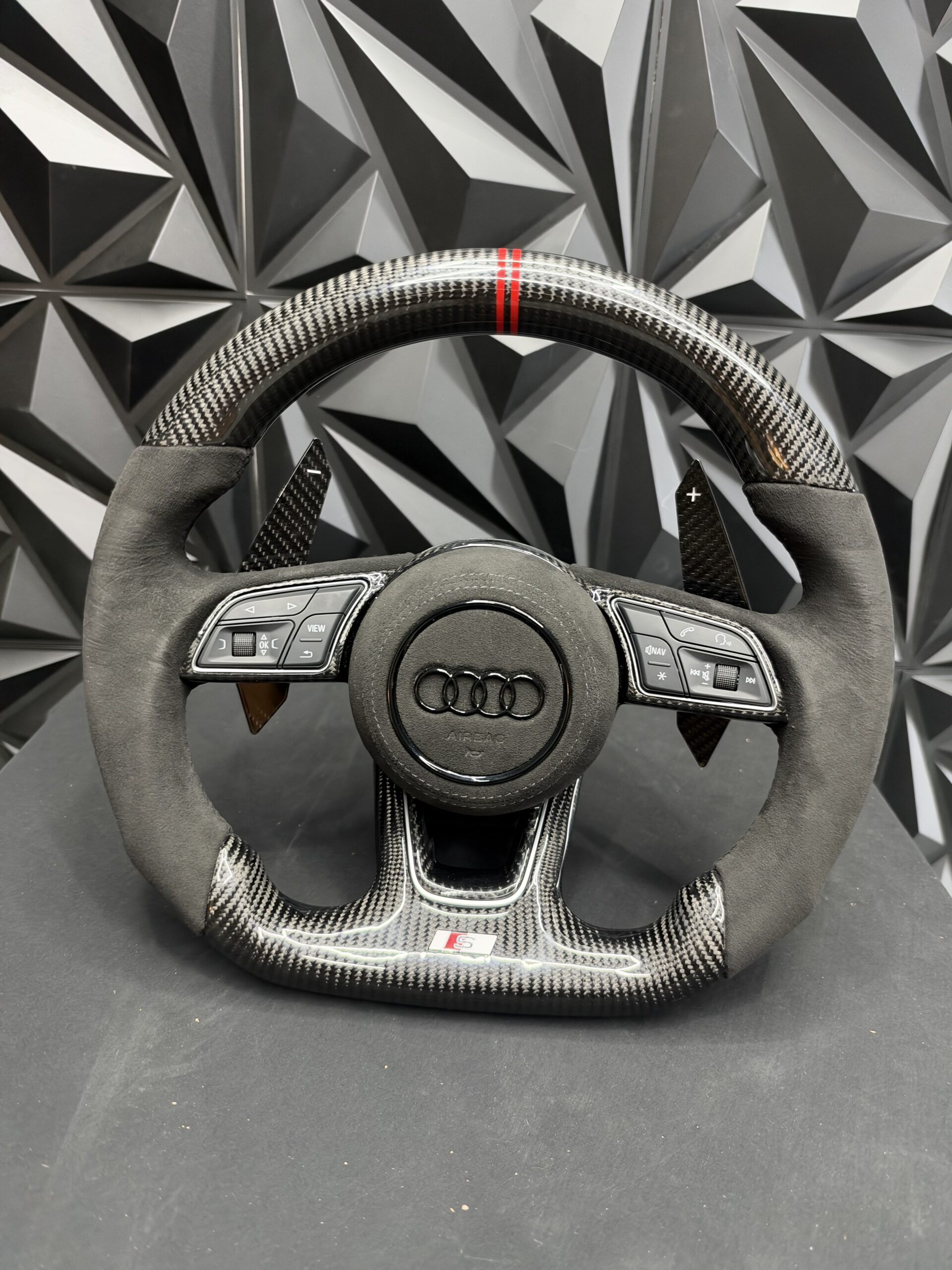 Volante Audi S-line carbono y alcántara gris con doble línea roja