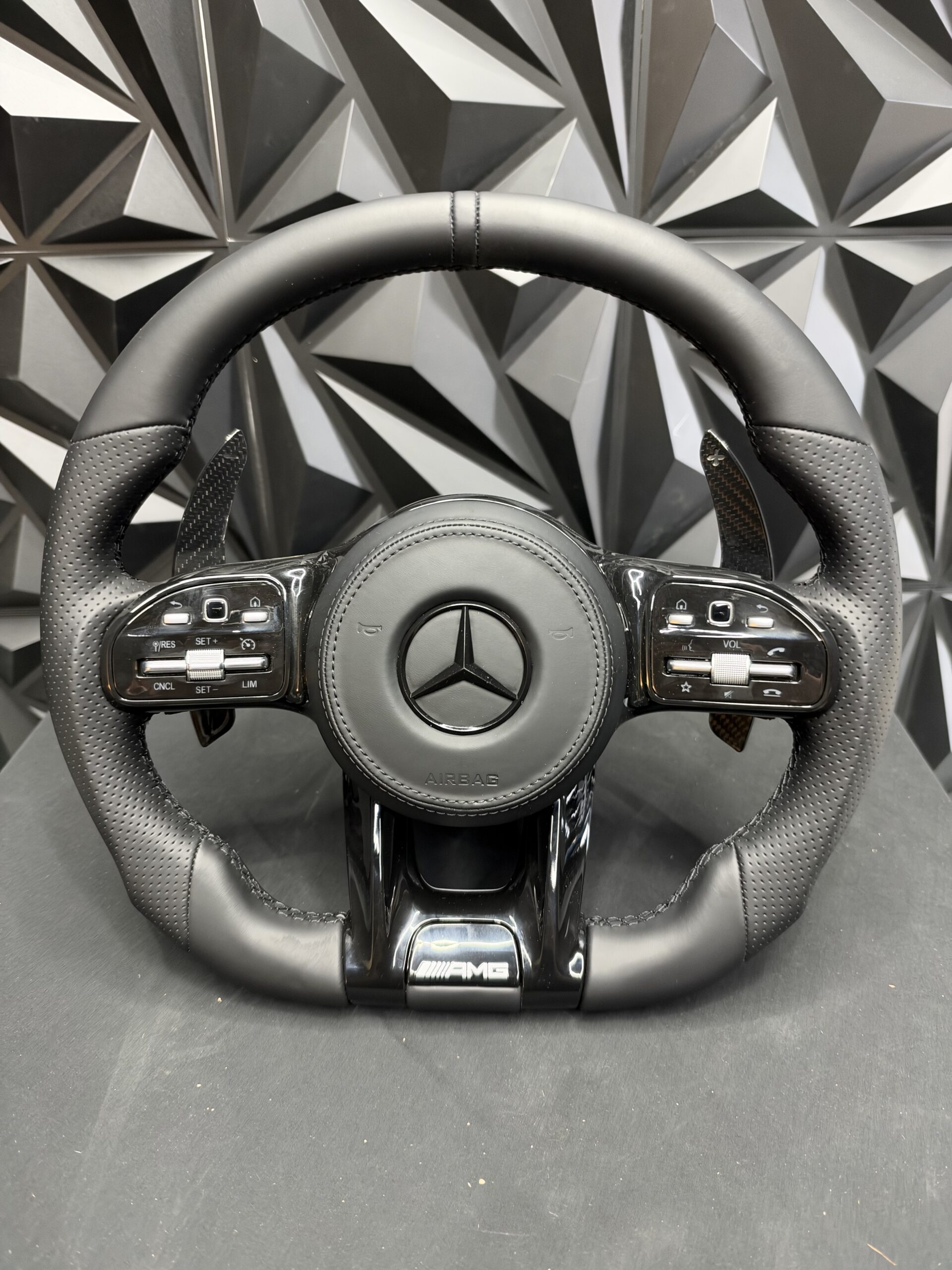 Volante Mercedes AMG cuero negro perforado completo con levas de carbono