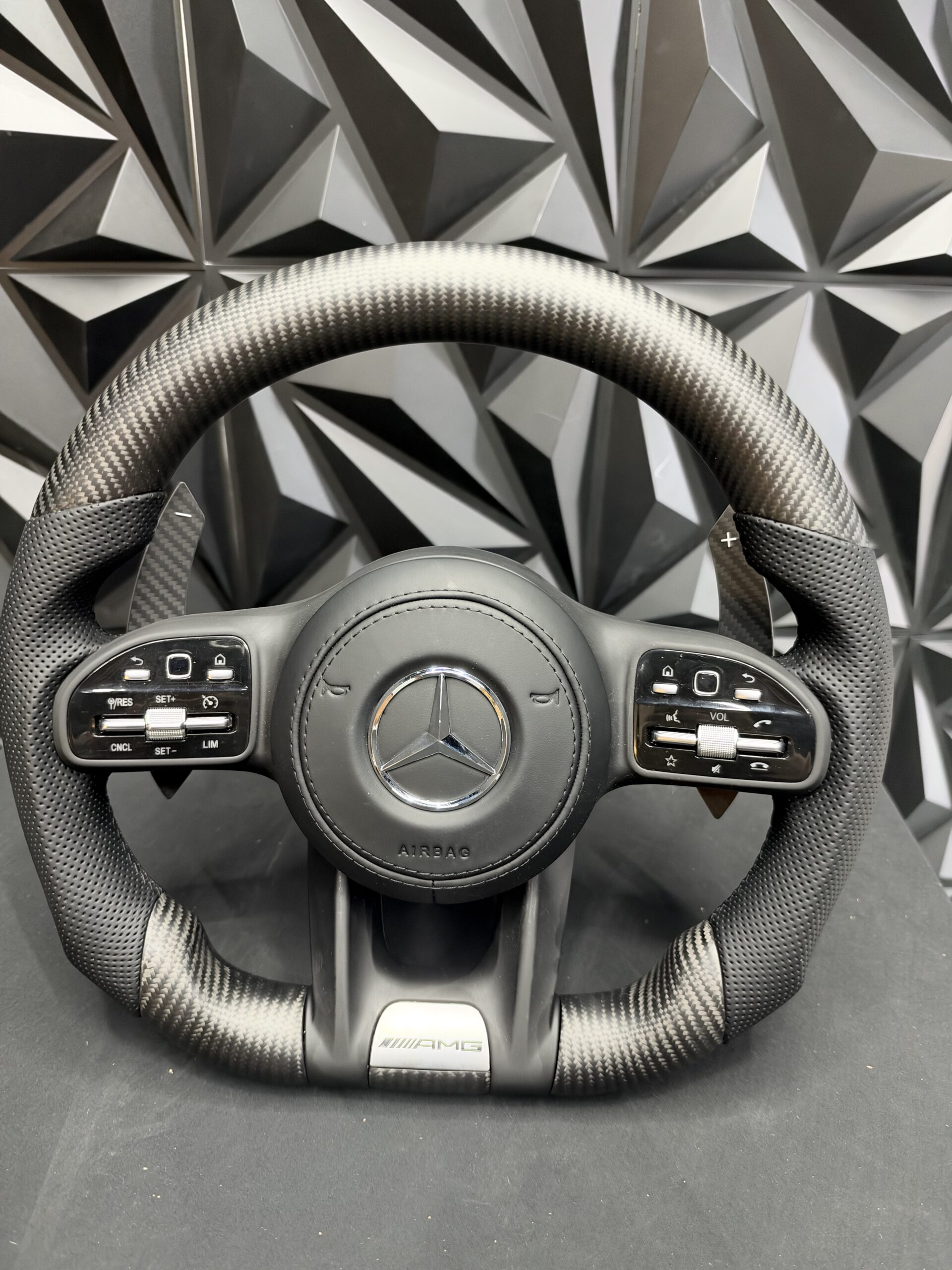 Volante Mercedes AMG fibra de carbono y cuero negro perforado
