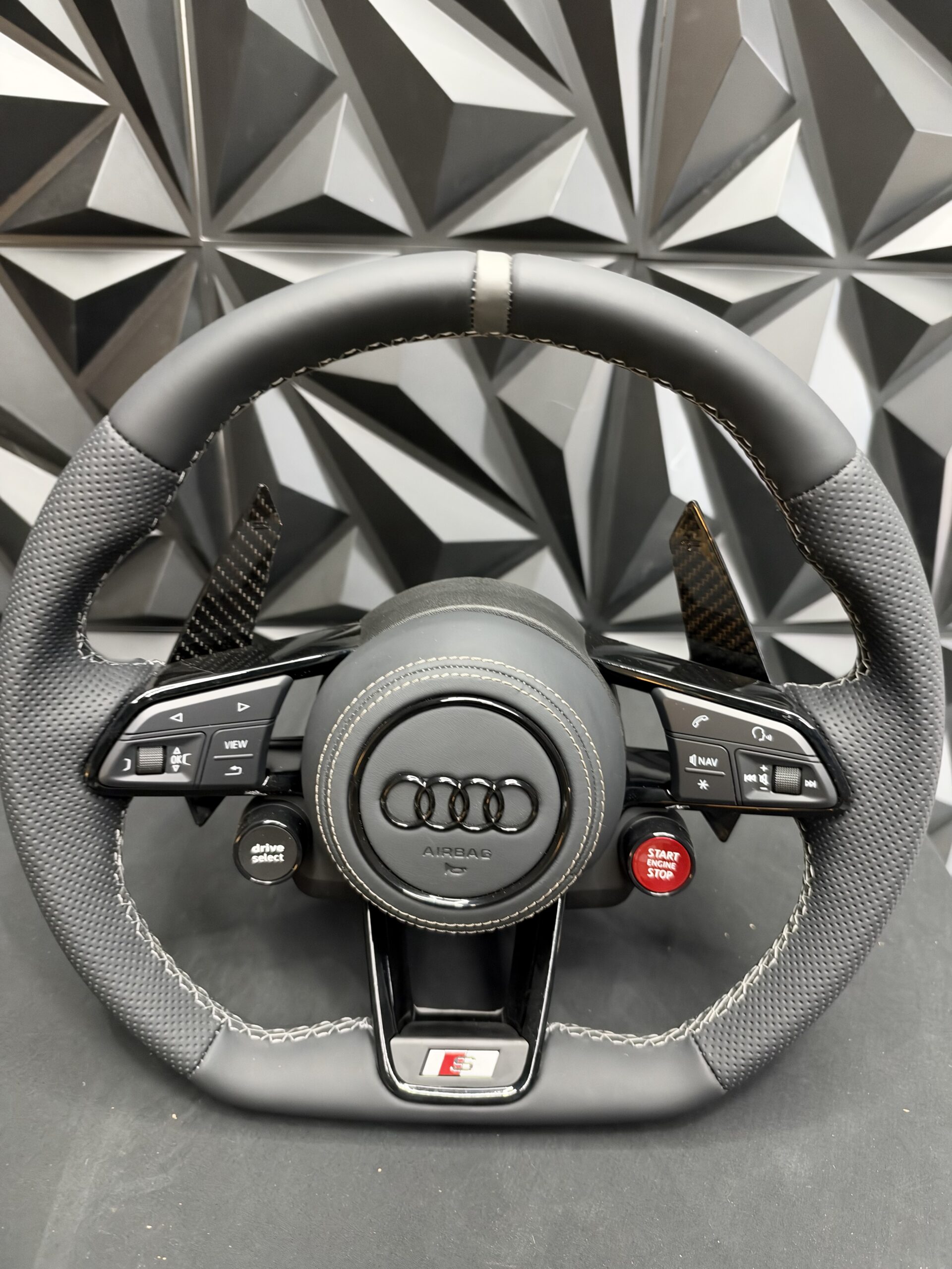 Volante Audi S-line gris con botón de arranque integrado