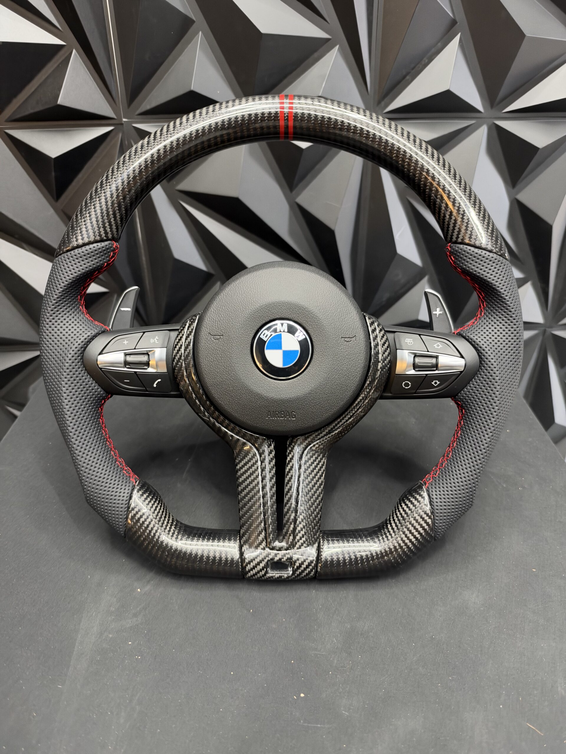 Volante BMW E90 carbono con doble línea roja de centrado