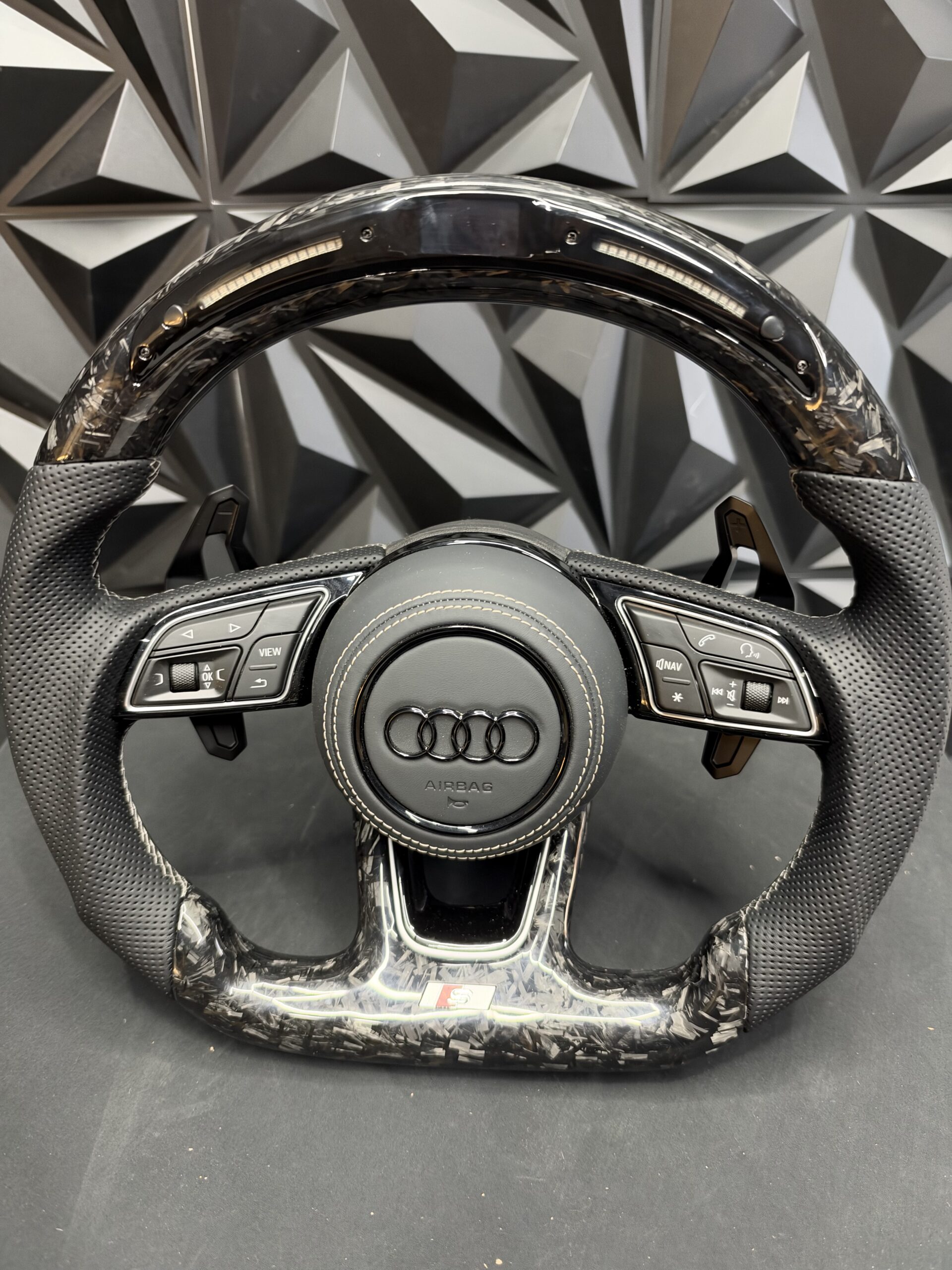 Volante Audi S-line carbono forjado con pantalla LED de revoluciones